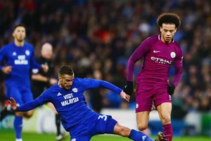 Leroy Sane (phải) phải nghỉ 1 tháng sau cú đạp nguy hiểm này của Joe Bennett. Ảnh: Getty Images 