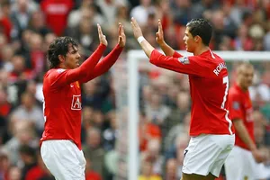 Tevez (trái) và Ronaldo khi còn thi đấu chung màu áo Man.United. Ảnh: Getty Images