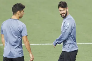 Isco (phải) và Asensio đã nhận cảnh báo từ HLV Lopetegui. Ảnh AS.