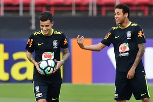 Coutinho (trái) tỏ ra rất khôn khéo hơn Neymar trong cách hòa nhập. Ảnh: Getty Images