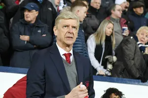 Arsene Wenger đang phải gồng mình dưới áp lực. Ảnh: Getty Images