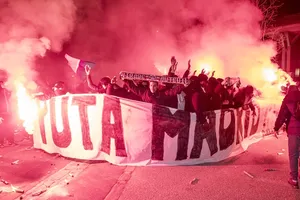 Các hooligan của đội chủ nhà đã làm “nóng” bầu không khí. Ảnh AS