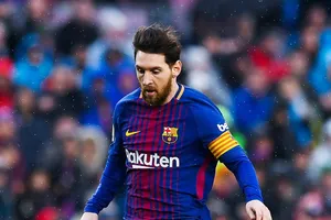 Dù lùi sâu, nhưng khả năng ghi bàn của Messi không giảm. Ảnh: Getty Images.