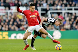 Alexis Sanchez (trái) dù nỗ lực nhưng vẫn chưa chứng tỏ được giá trị. Ảnh: Getty Images 