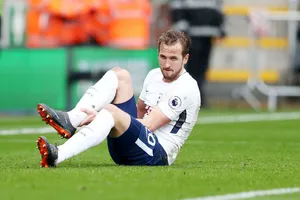 Nỗi lo hiện rõ trên gương mặt Harry Kane sau chấn thương. Ảnh: Getty Images 