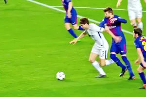 Pique dùng tiểu xảo kín với Alonso. Ảnh AS.