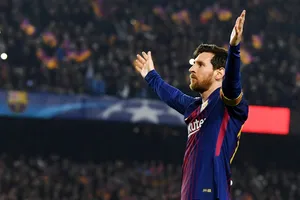 Messi “dằn mặt” luôn cả trọng tài.Ảnh: Getty Images