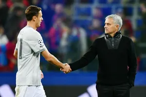 Với Nemanja Matic (trái), thì mọi cầu thủ phải là chiến binh và chiến đấu cùng HLV Jose Mourinho. Ảnh: Getty Images 