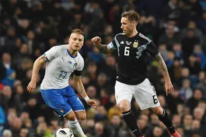 Argentina (đen) dễ dàng đánh bại Italia. Ảnh: Getty Images