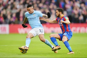 Phía Gabriel Jesus (trái) không muốn “thiệt thòi” trong hợp đồng mới. Ảnh: Getty Images 