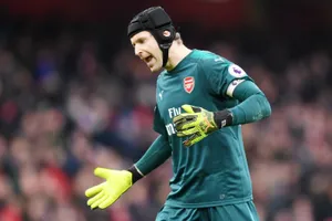 Petr Cech thất vọng khi là một phần trong mùa giải tệ hại của Arsenal. Ảnh: Getty Images 