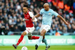 Vincent Kompany (phải) sung sức, Man.City càng khó bị đánh bại. Ảnh: Getty Images 