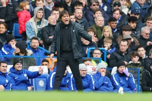 Hlv Antonio Conte nỗ lực chỉ đạo ở trận gặp Tottenham. Ảnh: Getty Images