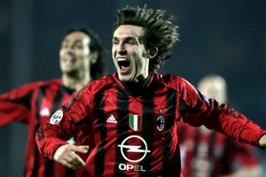 10 năm khoác áo AC Milan là đỉnh cao chói lọi trong sự nghiệp của Andrea Pirlo. Ảnh: Sky Sports