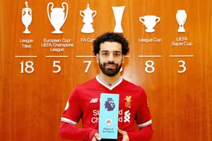 Mohamed Salah tự hào khoe giải thưởng trong phòng truyền thống. Ảnh: Getty Images 