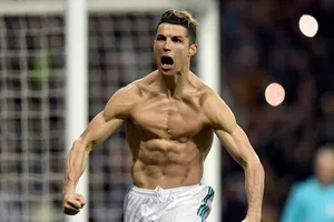 Ronaldo cởi áo ăn mừng sau khi ghi bàn quyết định loại Juventus. Ảnh: Sudpresse
