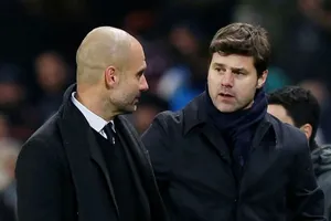 HLV Mauricio Pochettino (phải) gửi chúc mừng chiến thắng đến đồng nghiệp Pep Guardiola. Ảnh: Getty Images 