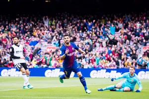 Suarez buồn vì người hâm mộ sau trận đấu với Valencia.Ảnh: Getty Images