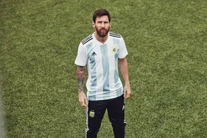 Ngay từ nhỏ, Messi đã không có duyên với quê nhà Argentina. Ảnh: Soccer Laduma