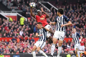 Pha dùng tay chơi bóng lộ liễu của Paul Pogba. Ảnh: The Busby Babe