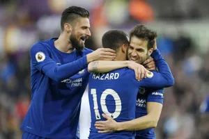 Cesc Fabregas (phải) và đồng đội mừng bàn thắng quý giá trước Swansea. Ảnh: Getty Images