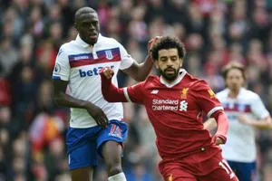 Mohamed Salah đi bóng trước Bruno Martins Indi cuối tuần qua. Ảnh: Getty Images 