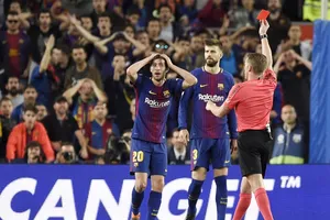 Roberto bị truất quyền thi đấu. Ảnh: Getty Images