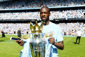 Yaya Toure chia tay Man.City với danh hiệu Premier League thứ 3. Ảnh: Getty Images