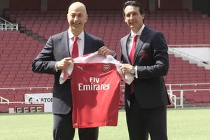 HLV Unai Emery (phải) ra mắt bên cạnh Giám đốc điều hành Ivan Gazidis. Ảnh: Getty Images 