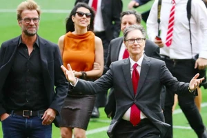 Ông chủ John W. Henry (phải) hào hứng bên cạnh HLV Jurgen Klopp. Ảnh: Getty Images