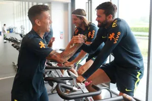 Roberto Firmino (trái) và vui đùa Alisson khi tập trung cùng tuyển Brazil. Ảnh: O Globo 