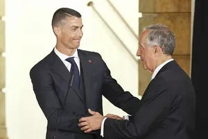 Ronaldo tươi cười cùng Tổng thống Bồ Đào Nha. Ảnh AP.