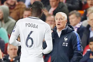 HLV Deschamps giúp Pogba giảm áp lực. Ảnh AP.
