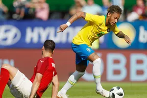 Một pha xử lý của Neymar khiến đối thủ rơi rụng. Ảnh: Getty Images 