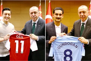 Oezil và Gundogan gây rắc rối khi chụp ảnh với tổng thống Erdogan.