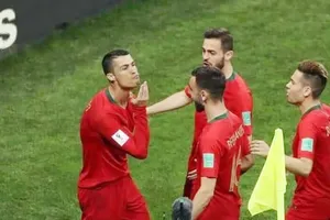 Ronaldo có hành động ăn mừng thú vị. Ảnh Getty Images