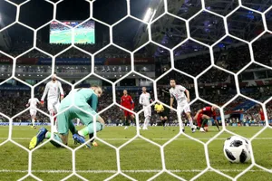 David de Gea ngoái nhìn quả bóng bay vào lưới. Ảnh: Getty Images