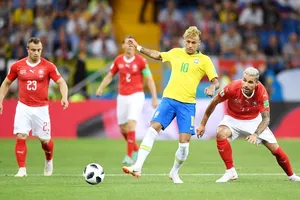 Neymar luôn nhận được sự chăm sóc đặc biệt từ 2-3 cầu thủ Thụy Sĩ. Ảnh Getty Images