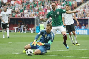 Manuel Neuer đã rất vất vả vì màn thể hiện thất vọng vừa qua. Ảnh: Getty Images
