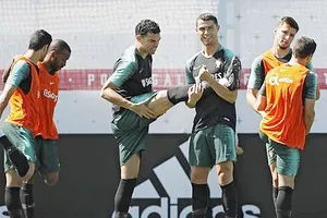 Ronaldo tận tình giúp Pepe trong buổi tập. Ảnh AP.