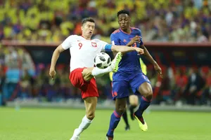 Robert Lewandowski (trái) đã luôn vất vả giữ bóng hơn là tập trung vào công việc ghi bàn. Ảnh: Getty Images