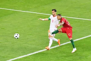 Quaresma lập siêu phẩm ngoài vòng cấm. Ảnh Getty Images