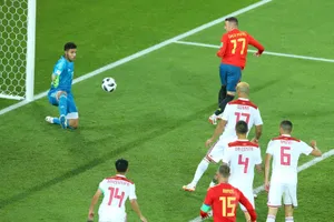 Tình huống đánh gót ghi bàn đầy nhạy cảm của Iago Aspas giúp Tây Ban Nha thoát hiểm. Ảnh: Getty Images 