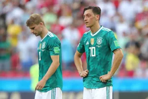 Cầu thủ Đức cúi đầu trong thất vọng. Ảnh: Getty Images 