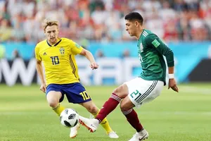 Mexico (phải) kiểm soát tốt thế trận ở hiệp đầu. Ảnh FIFA