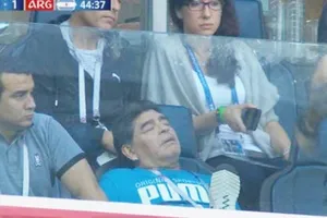 Maradona bị tung tin đồn thất thiệt. Ảnh cắt từ clip.