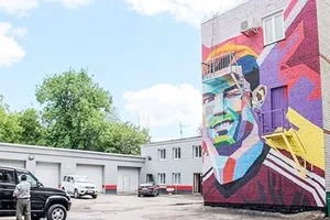 Khách sạn vẽ graffiti nghệ thuật của Ronaldo đối diện với khách sạn Messi ở. Ảnh Twitter.
