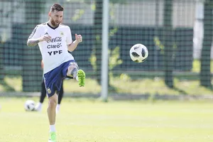 HLV Deschamps không có kế hoạch cụ thể khóa chặt Messi. Ảnh: Getty Images