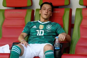 Kỳ giải thảm họa của Mesut Oezil cũng có thể đe dọa đến sự nghiệp sắp tới của anh. Ảnh: Getty Images 
