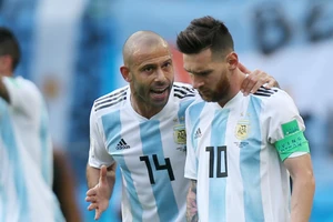 Javier Mascherano (trái) không muốn Lionel Messi đưa ra quyết định chia tay như anh. Ảnh: Getty Images